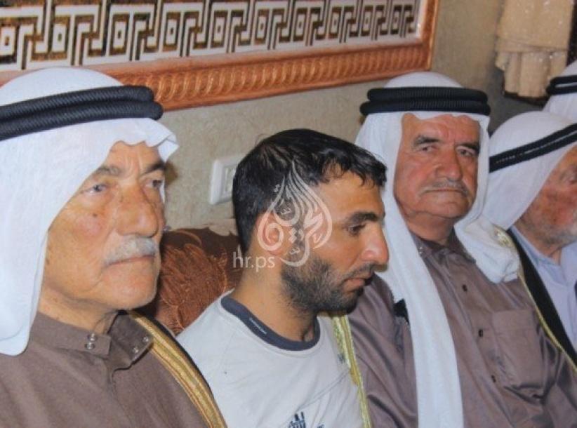 بالفيديو..بعد خطفه الساعة 6 صباحا.. عائلة أبو عيشه تسلم المختطف لديها لعائلة الجعبري في الخليل