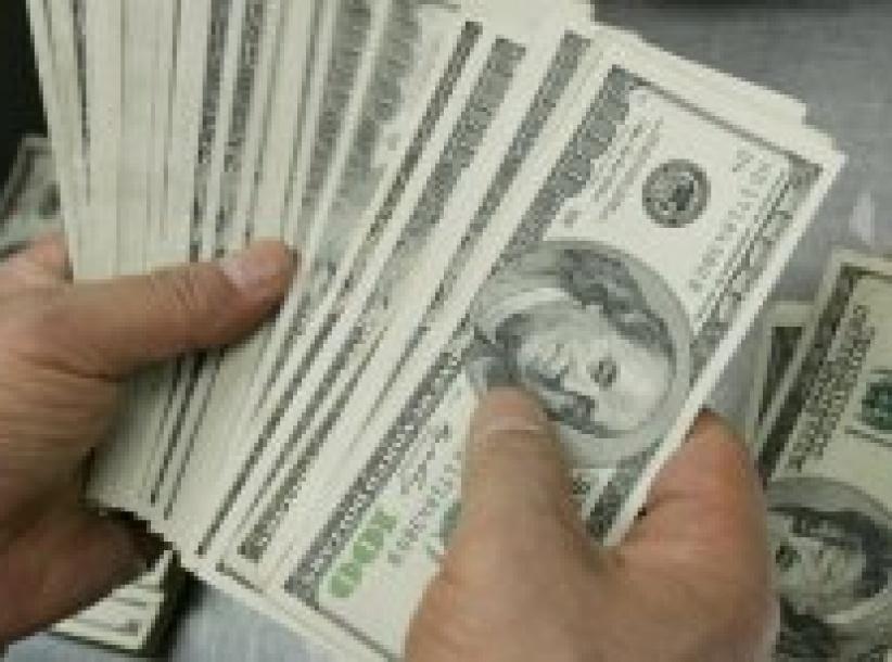 تسليم 5 الاف دولار لكل عائلة شهيد في غزة