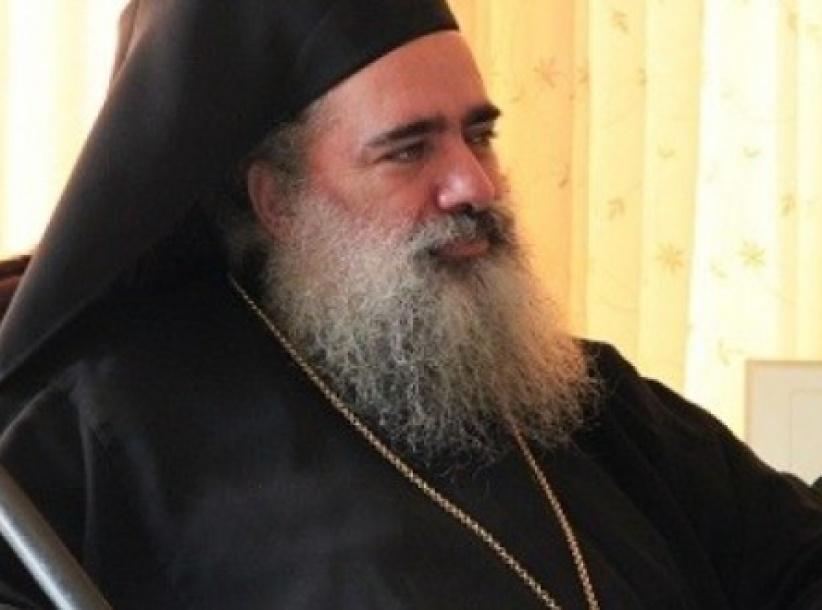 الاحتلال يعتقل المطران عطاالله حنا خلال مسيرة احتجاج امام كنيسة البركة