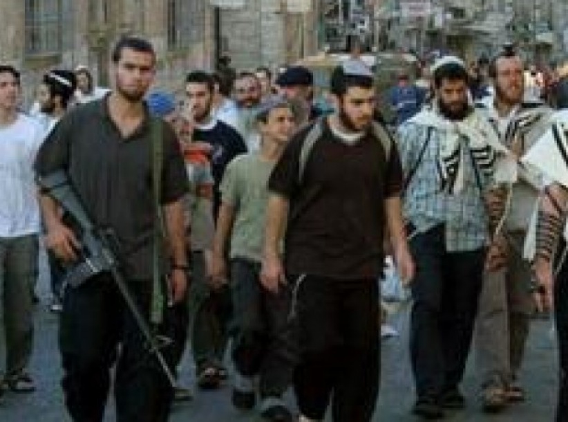 مستوطنون يعتدون على شاب بالقدس