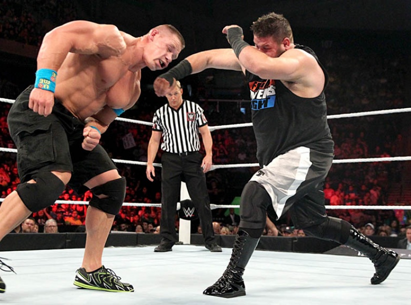 بالصور : كارثة تحل على جون سينا في عرض Elimination Chamer