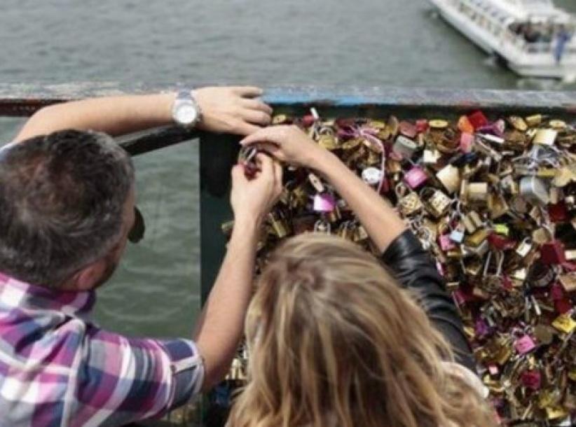 بلدية باريس تخلص جسر الفنون من 