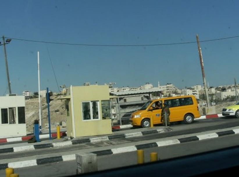 الاحتلال يعتقل محررًا بعد ضربه على حاجز 