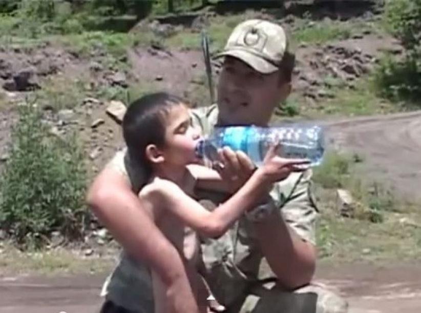 العثور على طفل تاه من والديه في غابات تركيا بعد 6 أيام من اختفائه (فيديو)