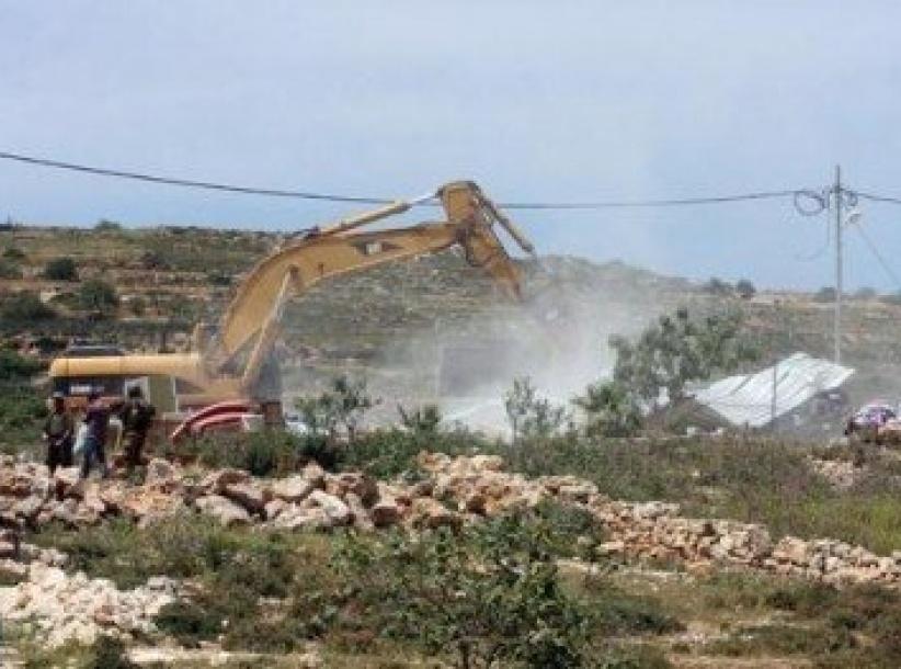 كيسان: الاحتلال يخطر بهدم غرفة زراعية وجدران استنادية