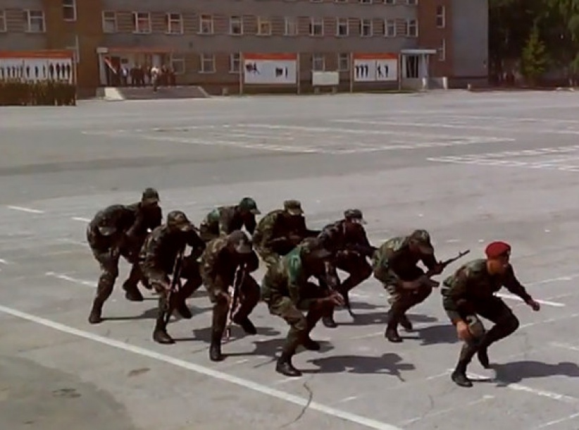 بالفيديو - رقصة طلاب وضباط إفريقيين