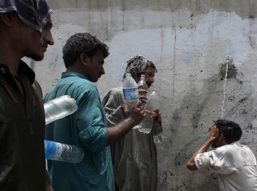 علماء دين في باكستان يحللون الإفطار بسبب موجة الحر