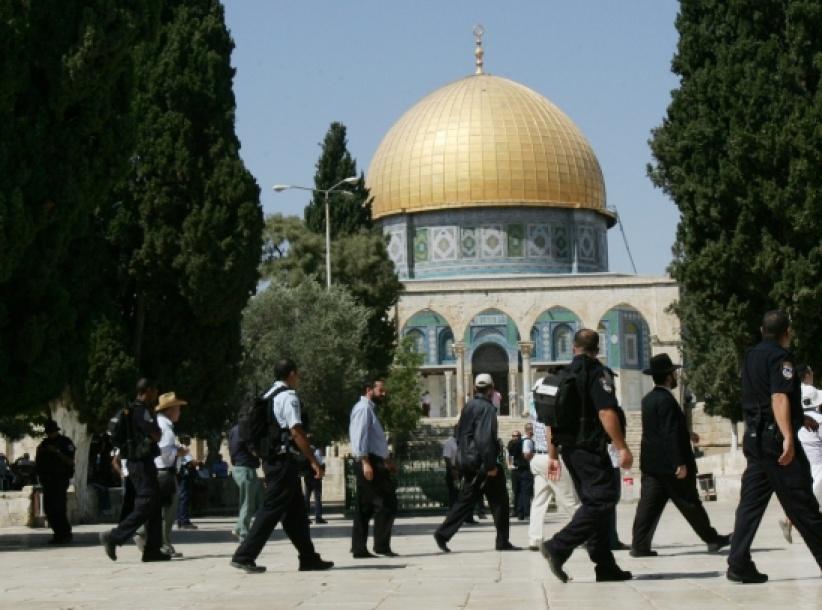 عشرات المستوطنين يقتحمون الأقصى بحراسة مشددة