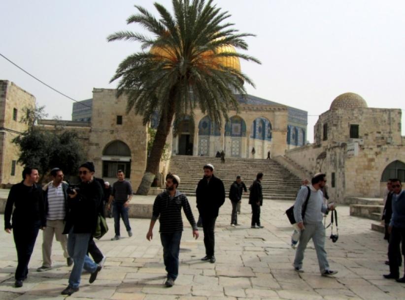 مستوطنون وضباط يقتحمون باحات الأقصى