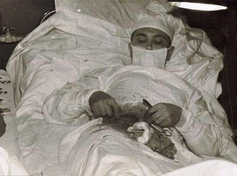 طبيب يجري لنفسه عملية 