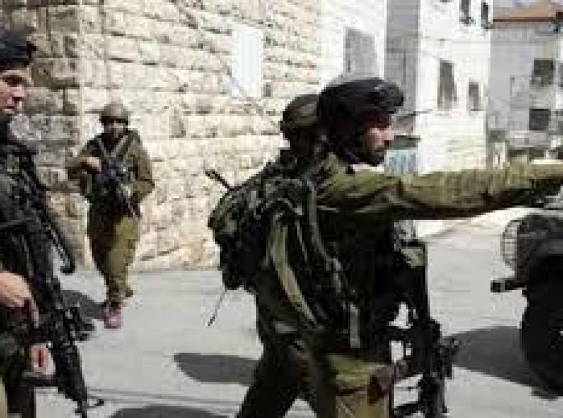 قوات الاحتلال تعتقل والدة أسير جنوب الخليل