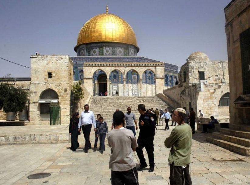 مستوطنون يقتحمون باحات الأقصى واعتقال مقدسية