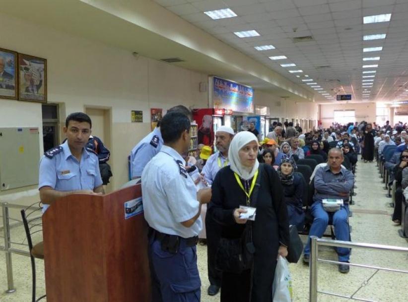 الاحتلال يمنع سفر 17 مواطنًا عبر معبر الكرامة