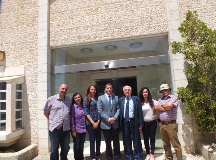 وفد من مؤسسة تطوير بيت لحم 2000 الفلسطينية في التشيلي يزور مركز بيت ساحور الطبي