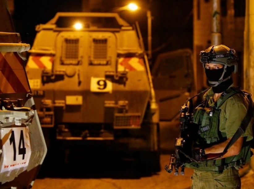 الاحتلال يعتقل 9 شبان بمداهمات بالضفة