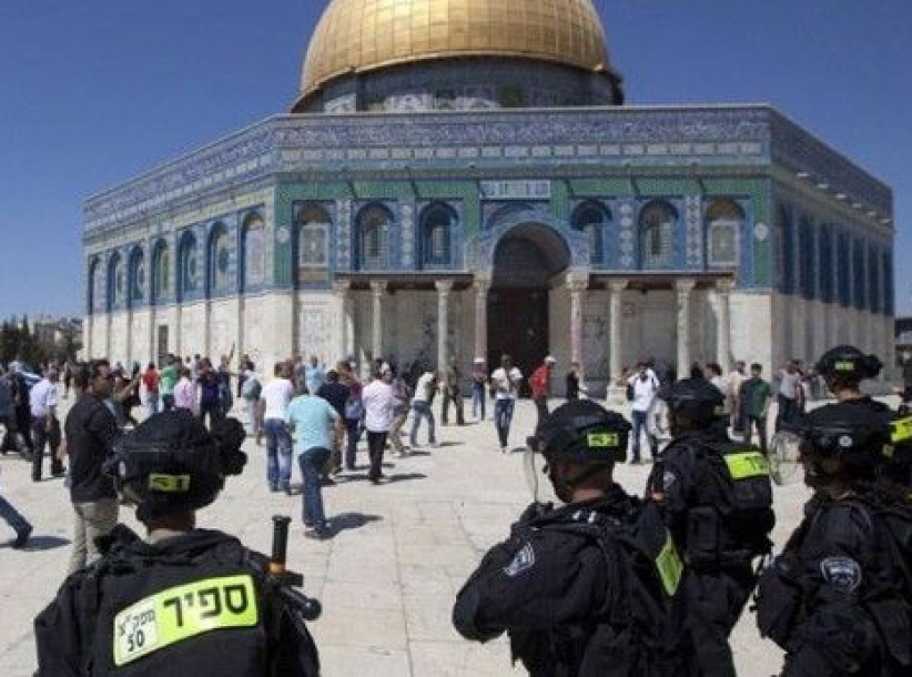 قوة عسكرية نسائية تقتحم الأقصى لقمع المرابطات