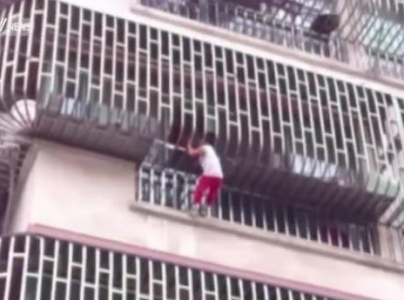 بالفيديو.. قضبان الشرفة انقذت طفلا من الموت