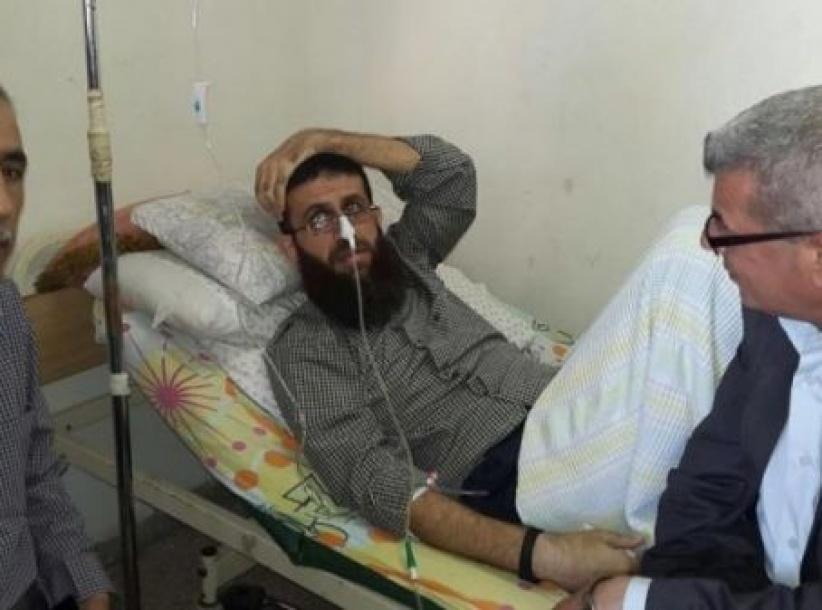 قراقع يزور عدنان وعائلة الأسير المضرب عدي ستيتي