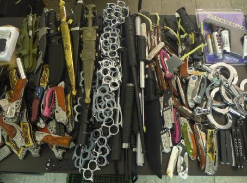 الشرطة تضبط أكثر من 300 قطعة من الأسلحة البيضاء والغاز المسيل للدموع في الخليل