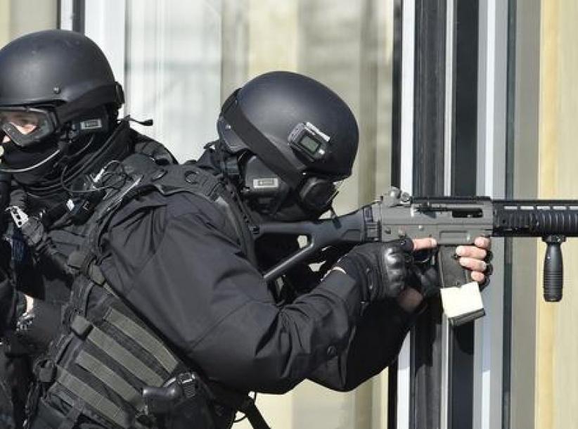 مسلحون يحتجزون موظفين بمتجر قرب باريس