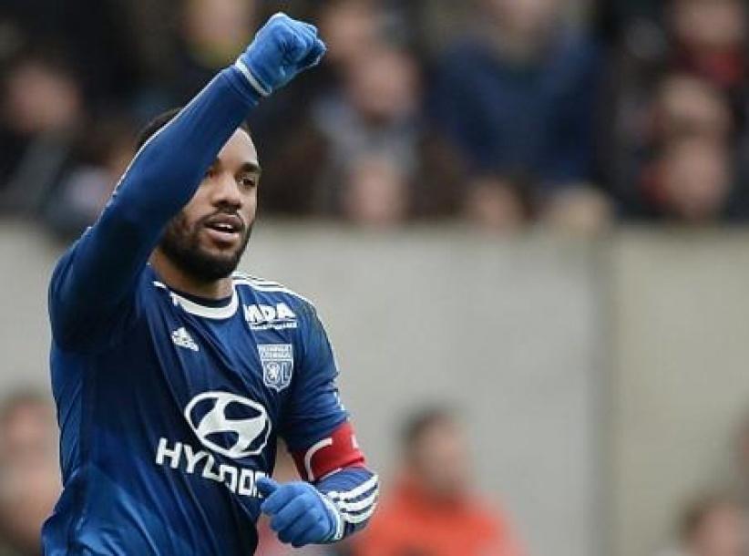 هداف الدوري الفرنسي يريد البقاء في ليون