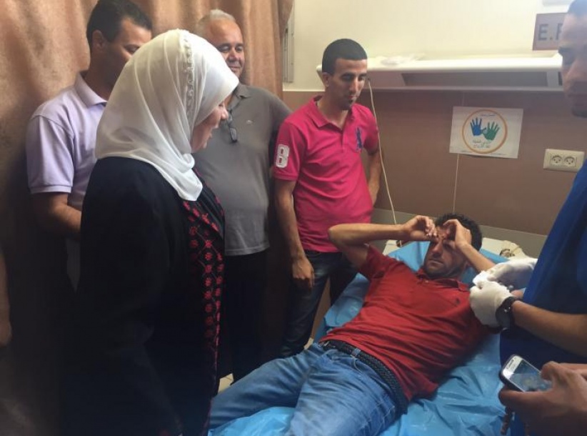 بالصــــور.. اصابة طاقم رؤيا في فلسطين بحروق نتيجة رشقهم بغاز الفلفل من قبل الاحتلال