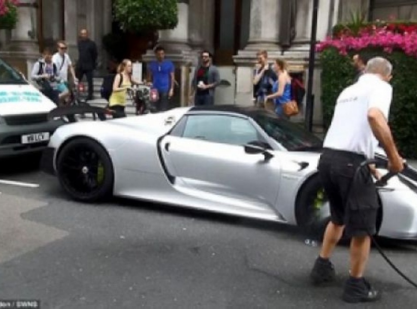 فيديو وصور: ثري سعودي يعطّل المرور في لندن لتنظيف سيارته البورش