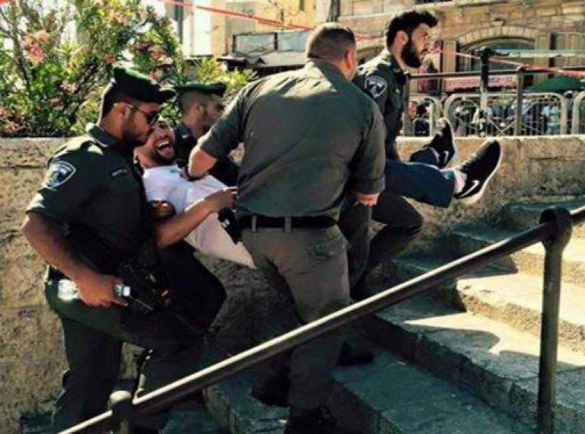 جنود الاحتلال يعتدون بالضرب على شاب مقدسي