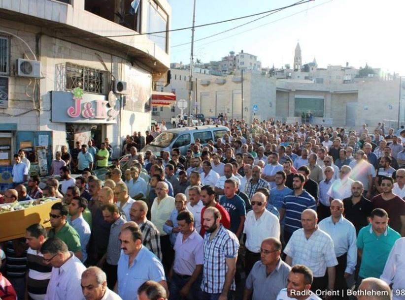 مئات المواطنين يشيعون جثمان المواطنة امل عودة من بيت ساحور