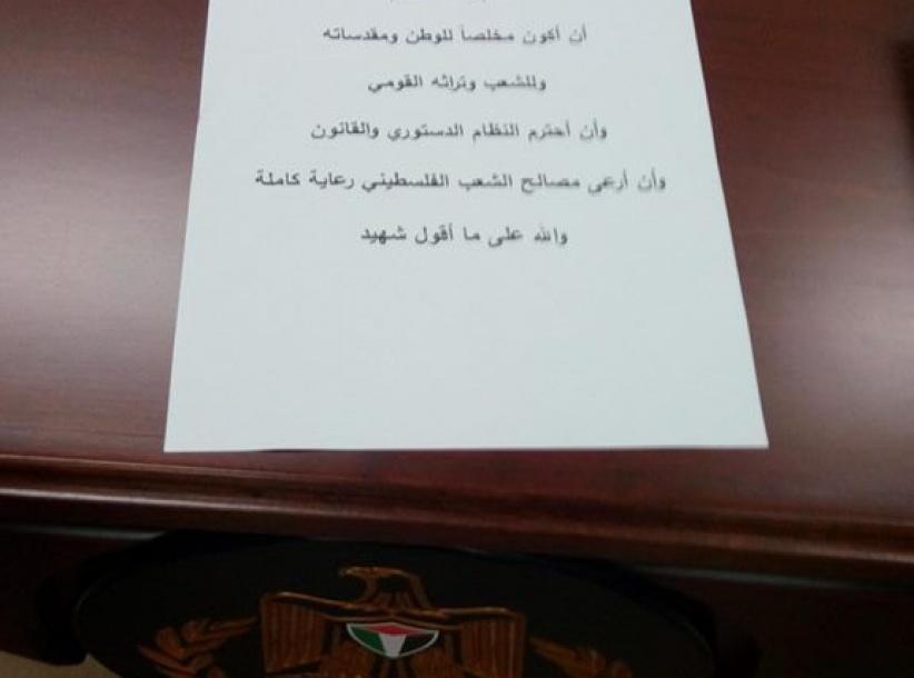 وزراء الحكومة الجديدة يؤدون اليمين بصمت احتراما لروح الشهيد “دبابشة “