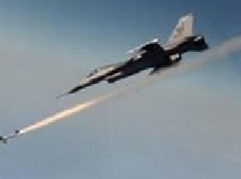 طائرة حربية تهاجم سفينة قرب ميناء بنغازي وتغرقها