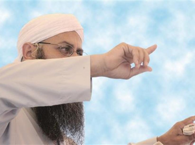 الشيخ أحمد الأسير يسرح ويمرح في صيدا.. حليق الذقن وطويل الشعر