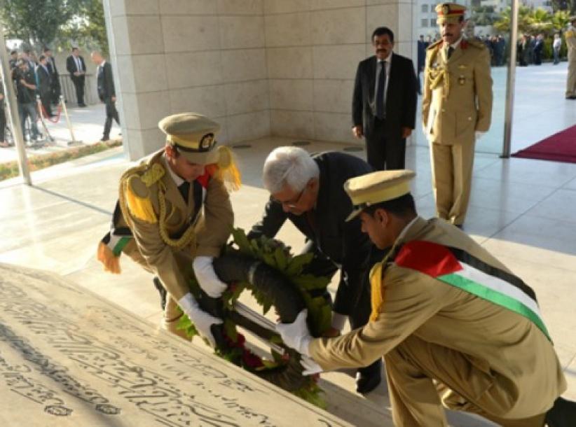 الرئيس يضع إكليلاً من الزهور على ضريح الشهيد ياسر عرفات