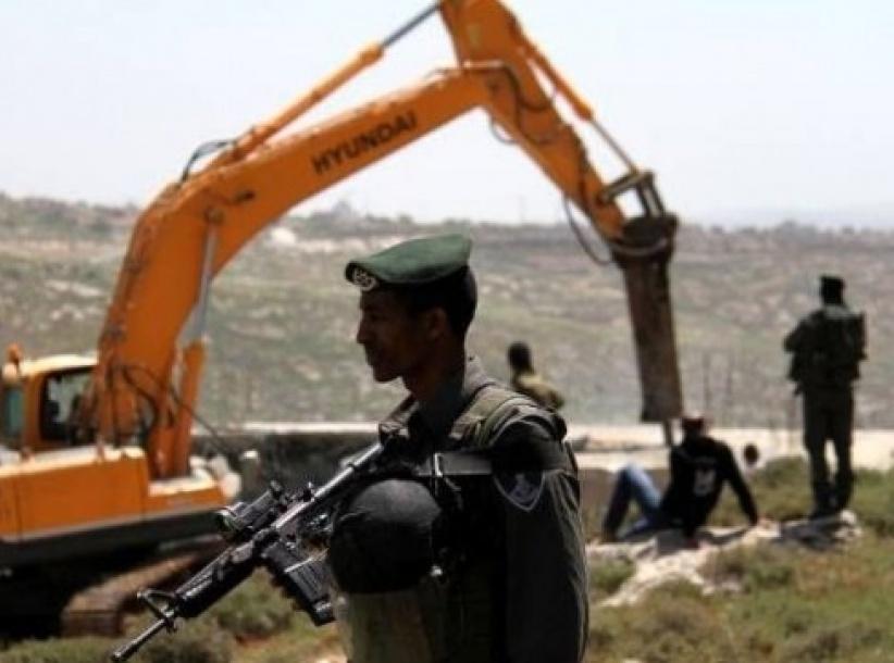 جرافات الاحتلال تهدم 3 منشآت في اذنا غرب الخليل