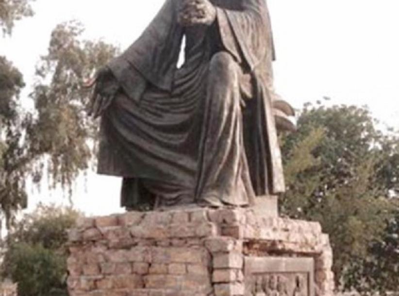 بغداد تعيد الحياة لتمثال شاعرها العباسي 