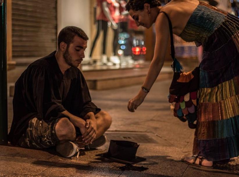 شابٌ لبناني يتسوّل على الطرقات بثوب التخرّج