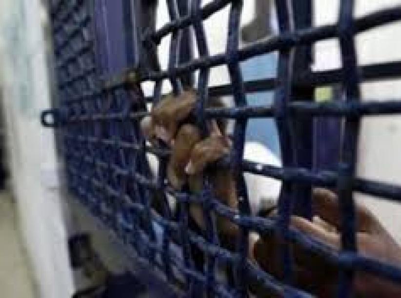 60 معتقلًا إداريًا يشرعون بمقاطعة المحاكم العسكرية