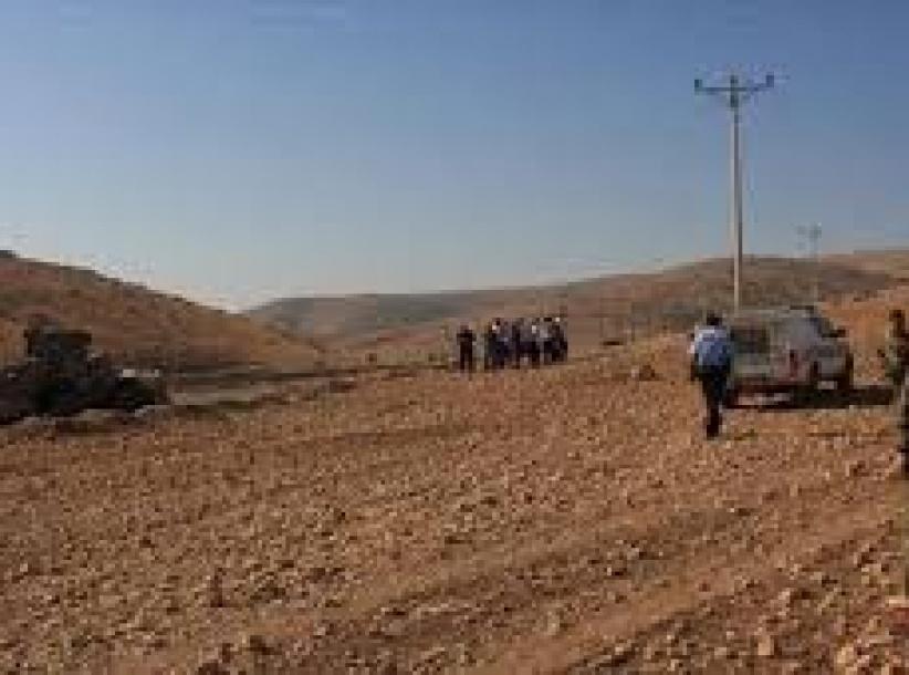 الاحتلال يجرف أراضٍ ويخطر بهدم منزل وبئر مياه في الخليل