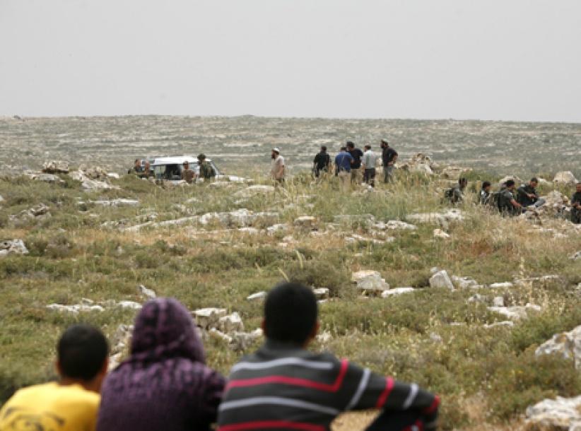 قوات الاحتلال تغلق الطريق في خلة النحلة جنوب بيت لحم