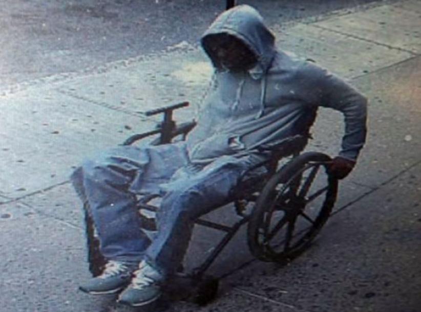 لص على كرسي متحرك يسرق بنكا ويهرب