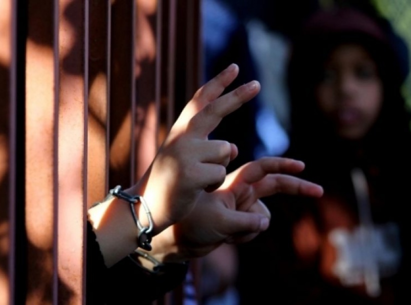 الاحتلال يعزل أسيرًا بعد إضرابه عن الطعام