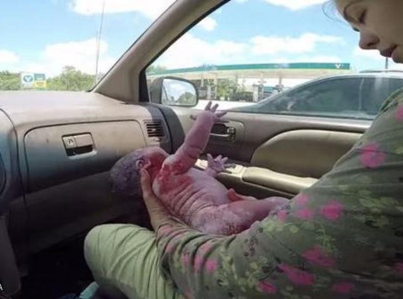 زوج يصور بالفيديو ولادة ابنه بالسيارة