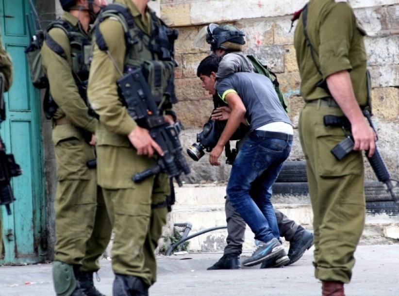 الاحتلال يعتقل مواطنين من الخليل ودير سامت