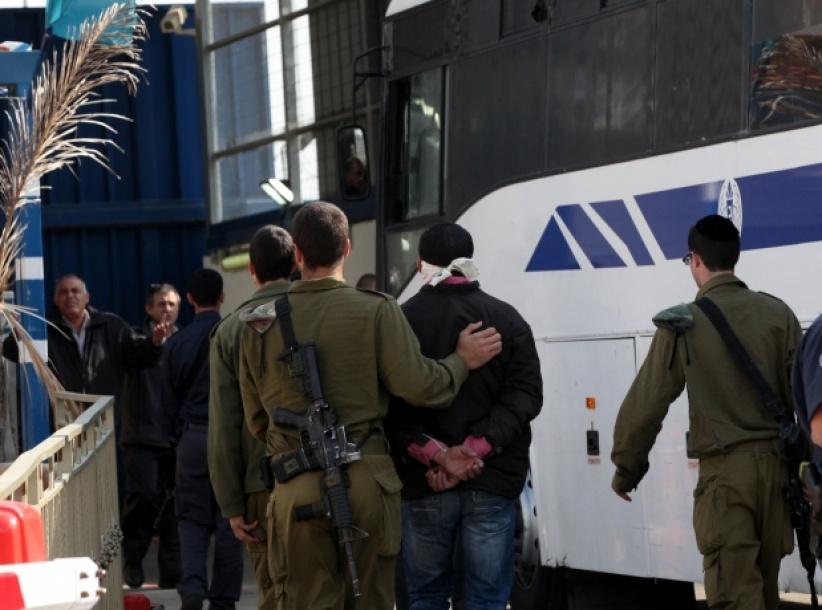 الاحتلال يماطل بالسماح بزيارة أسرى مضربين ومعزولين