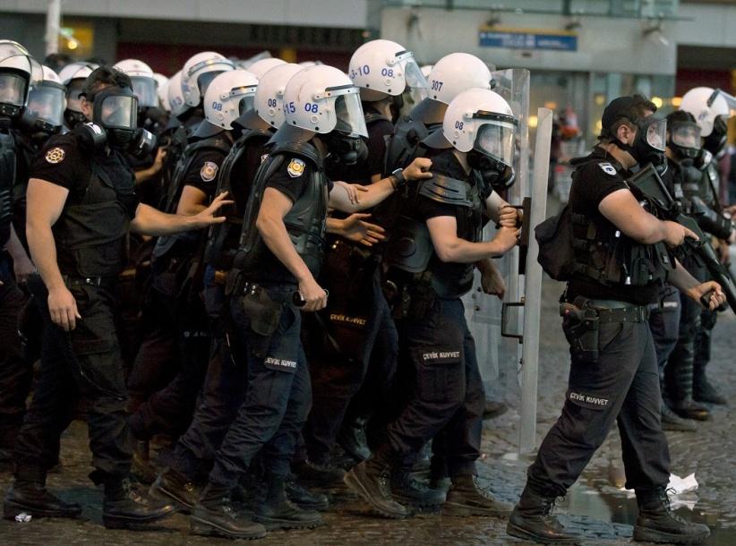الشرطة التركية تعتقل المئات في حملة واسعة ضد 