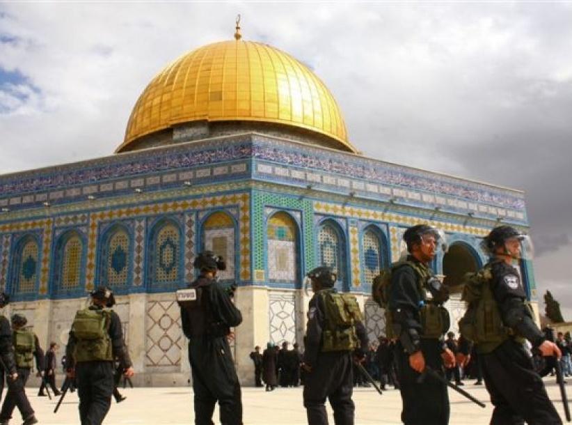 قوة عسكرية نسائية تقتحم الأقصى لقمع المرابطات