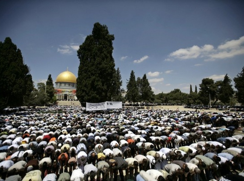 220 الفاً يؤدون صلاة العيد في الاقصى