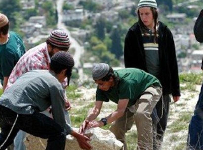 مستوطنون يهاجمون مزارعين في قصرة جنوب نابلس