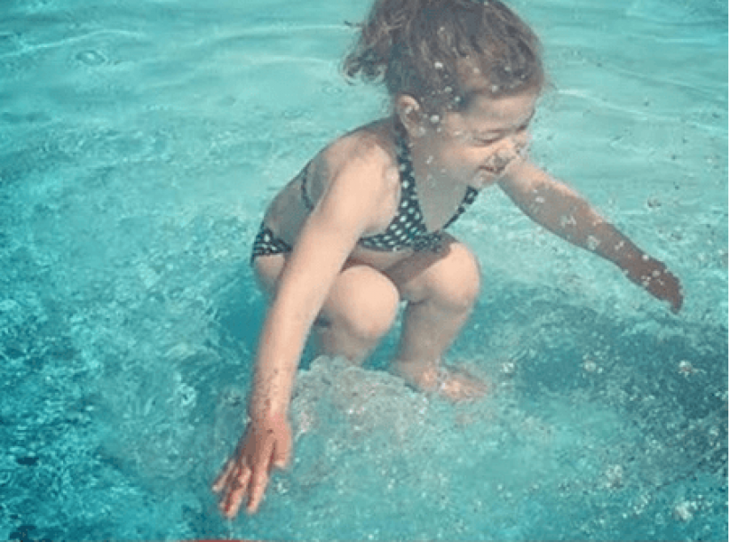 السر خلف صورة لطفلة حيرة أكثر من ” 2.4 ” مليون شخص في العالم