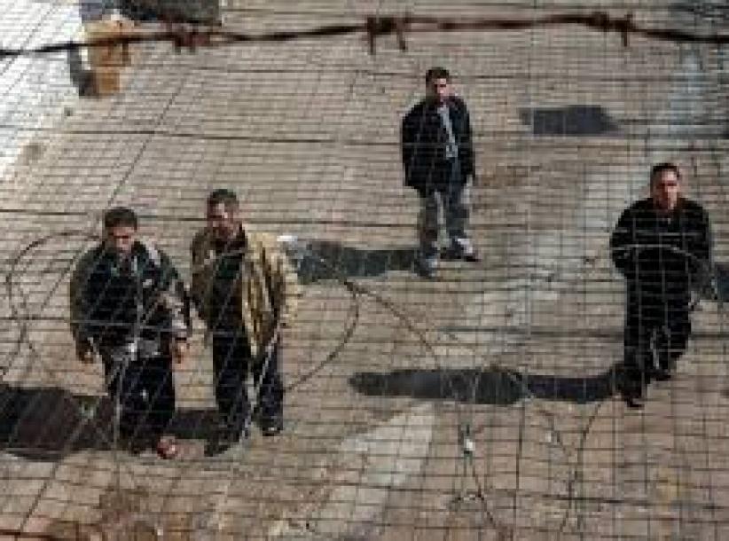 سبعة أسرى إداريون يواصلون الإضراب وتهديدات بتوسيع نطاقه